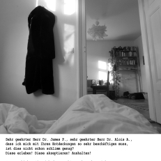 Schwarz-weiß-Fotografie eines Schlafzimmers mit an der Wand hängendem dunklen Mantel, Spiegel und offener Tür. 
