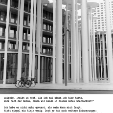 Schwarz-weiß-Fotografie eines modernen Hotels  und Textausschnitt über das Erinnern und Vergessen im Alter
