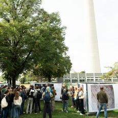 Viele Besucher bei der Führung durch die Ausstellung "Demenz neu sehen" im Olympiapark