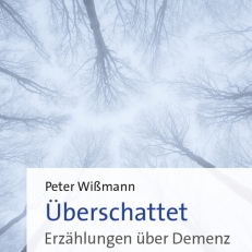 Überschattet Buchcover Bäume im Nebel