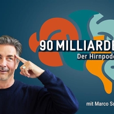 Podcastcover Moderator vor blauem Hintergrund fasst sich nach einer Erkenntnis an den Kop.
