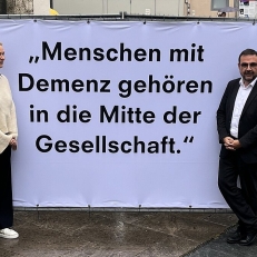 Désirée von Bohlen und Halbach mit dem Schirmherrn der Ausstellung, Klaus Holetschek, vor dem Memminger Theater Foto: Fabio Scaturro Désirée von Bohlen und Halbach mit dem Schirmherrn der Ausstellung, Klaus Holetschek, vor dem Memminger Theater Foto: Fabio Scaturro