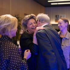 Frau umarmt Mann glücklich