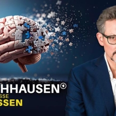 Demenz Doku Gehirn und ein Mann in Anzug mit Brille vor blauem Hintergrund