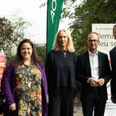 Offizielle Gäste auf der Bühne im Olympiapark