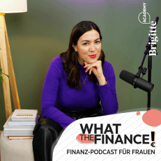 Podcast Host Peggy Elfmann vor dem Mikrofon
