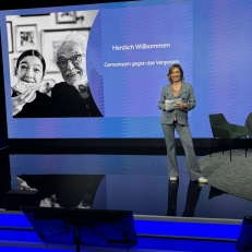 Moderatorin steht auf der Bühne