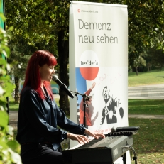 Sarah Straub singt auf der Bühne im Olympiapark