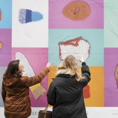 Zwei Frauen vor einem Plakat der unvergesslichen Ausstellung Demenz neu sehen Zwei Frauen vor einem Plakat der unvergesslichen Ausstellung Demenz neu sehen