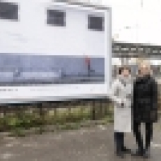 Plakataktion unvergessliche Ausstellung Demenz neu sehen Paar bei der Plakataktion der unvergesslichen Ausstellung Demenz neu sehen