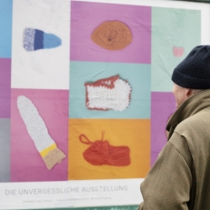 Mann schaut auf Plakat der unvergesslichen Ausstellung Demenz neu sehen Mann schaut auf Plakat der unvergesslichen Ausstellung Demenz neu sehen