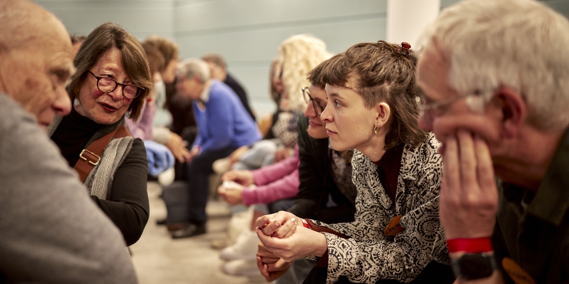 Menschen im intensiven Austausch Miteinander neue Wege finden