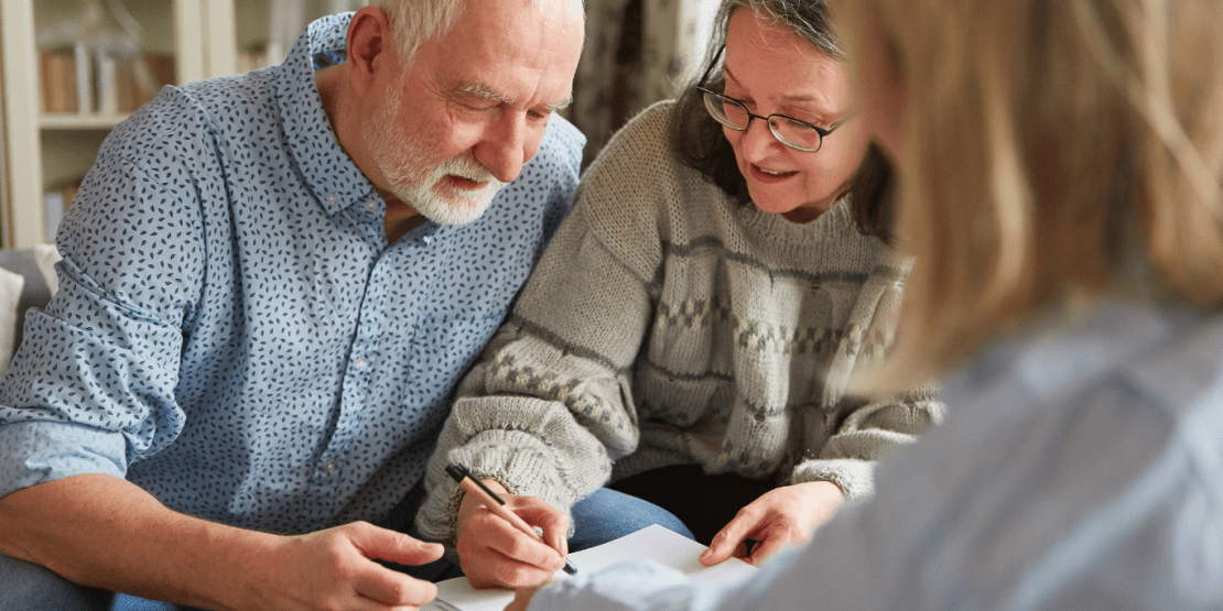 Älteres Paar füllt zusammen Dokumente aus