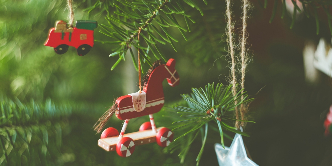 Weihnachtsbaum mit Christbaumschmuck