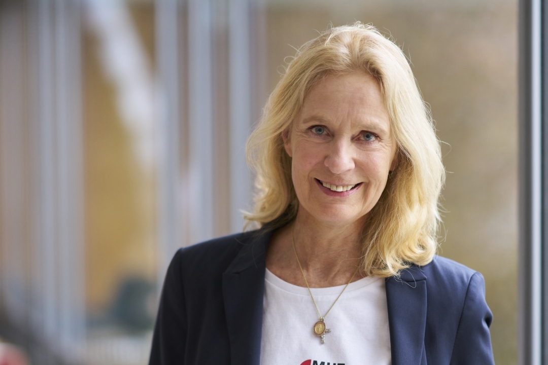 Désirée von Bohlen und Halbach mit einem Buch in der Hand Leitfaden für pflegende Angehörige