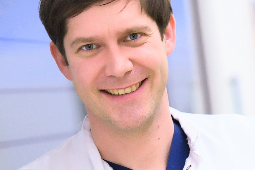Dr. Zeljko Uzelac, Experte für Demenz und Mitglied im Beraterteam der Online-Demenzsprechstunde von Desideria Care
