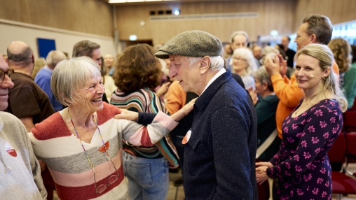 Menschen im Gespräch beim Demenz Meet München
