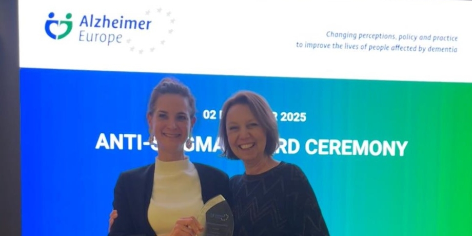 Isabelle Henn und Nelli Hennig halten den Anti-Stigma-Award 2025 in den Händen