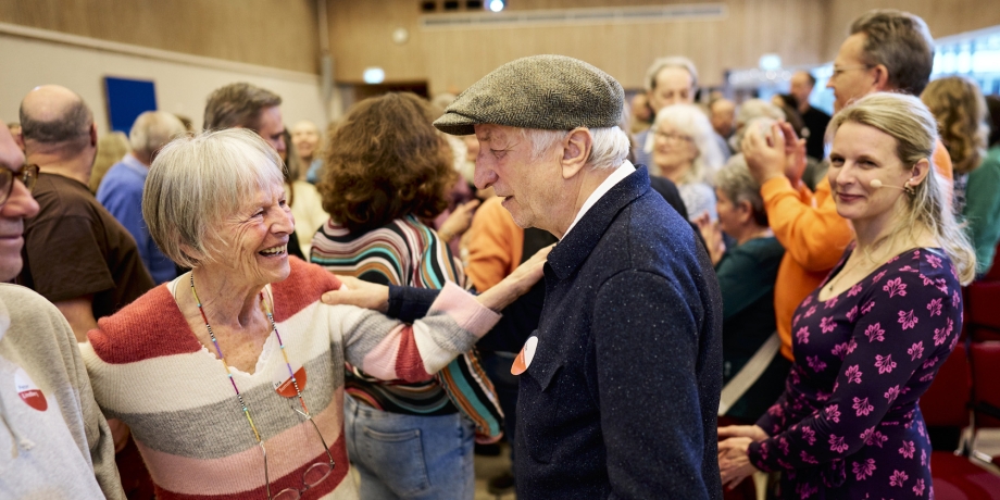 Menschen im Gespräch beim Demenz Meet München