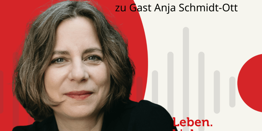 Podcastcover unsichtbare Trauer bei Demenz. Eine Frau mit dunklen Haaren lächelt leicht.