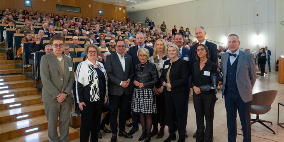 Desideria-Gründerin Désirée v. Bohlen und Halbach mit anderen Teilnehmern des Neujahrsempfangs Universitätsmedizin Essen