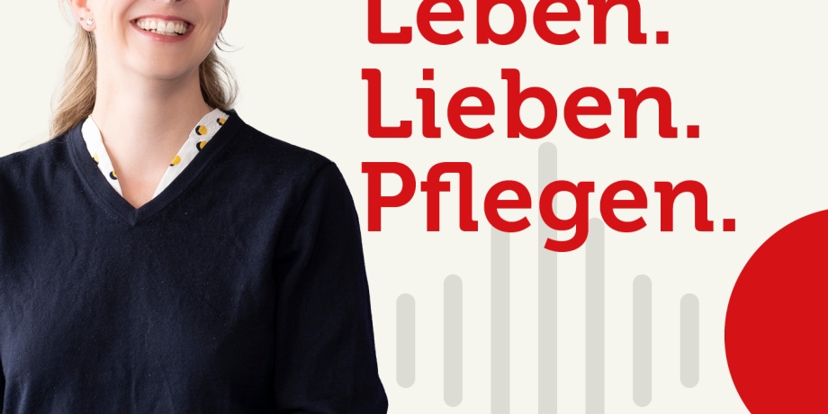 Frau lächelt auf Podcastcover von Podcast zum Thema Demenz