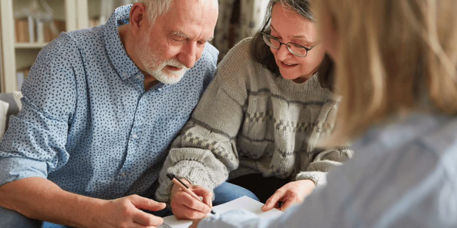 Älteres Paar füllt zusammen Dokumente aus