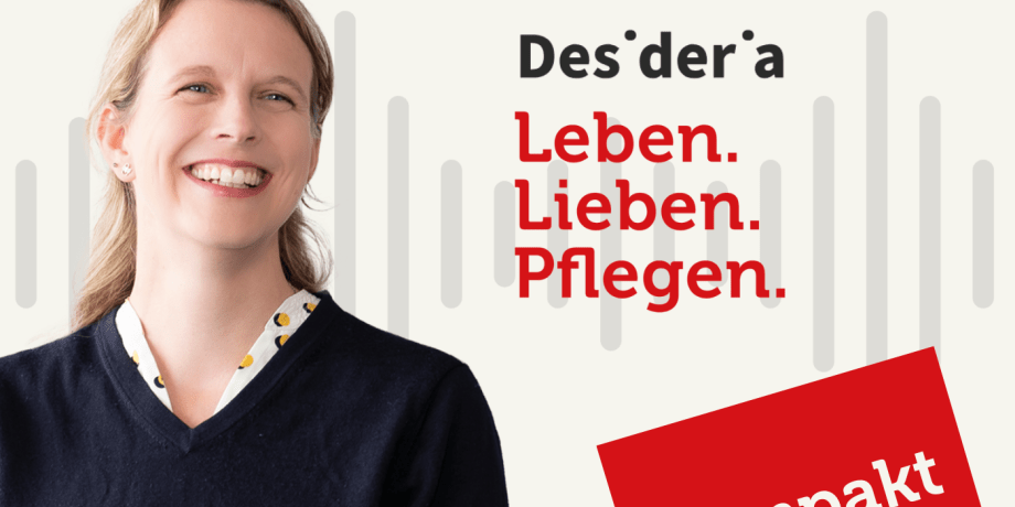 Frau in dunklem Pullover lächelt vor hellem Hintergrund. Podcastcover 
