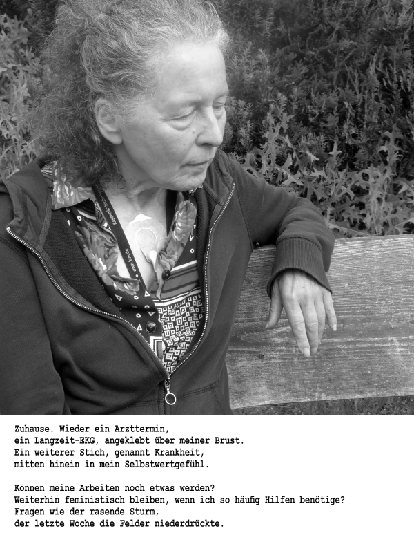 Schwarz-weiß-Fotografie einer älteren Frau mit ernstem Blick, die auf einer Bank sitzt.