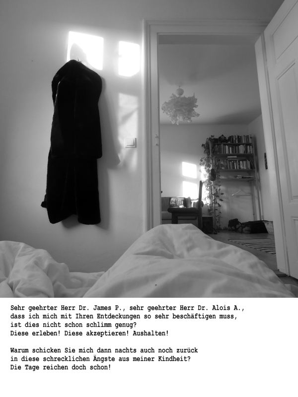 Schwarz-weiß-Fotografie eines Schlafzimmers mit an der Wand hängendem dunklen Mantel, Spiegel und offener Tür. 