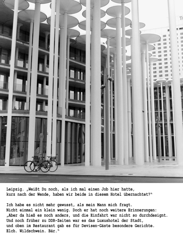 Schwarz-weiß-Fotografie eines modernen Hotels  und Textausschnitt über das Erinnern und Vergessen im Alter