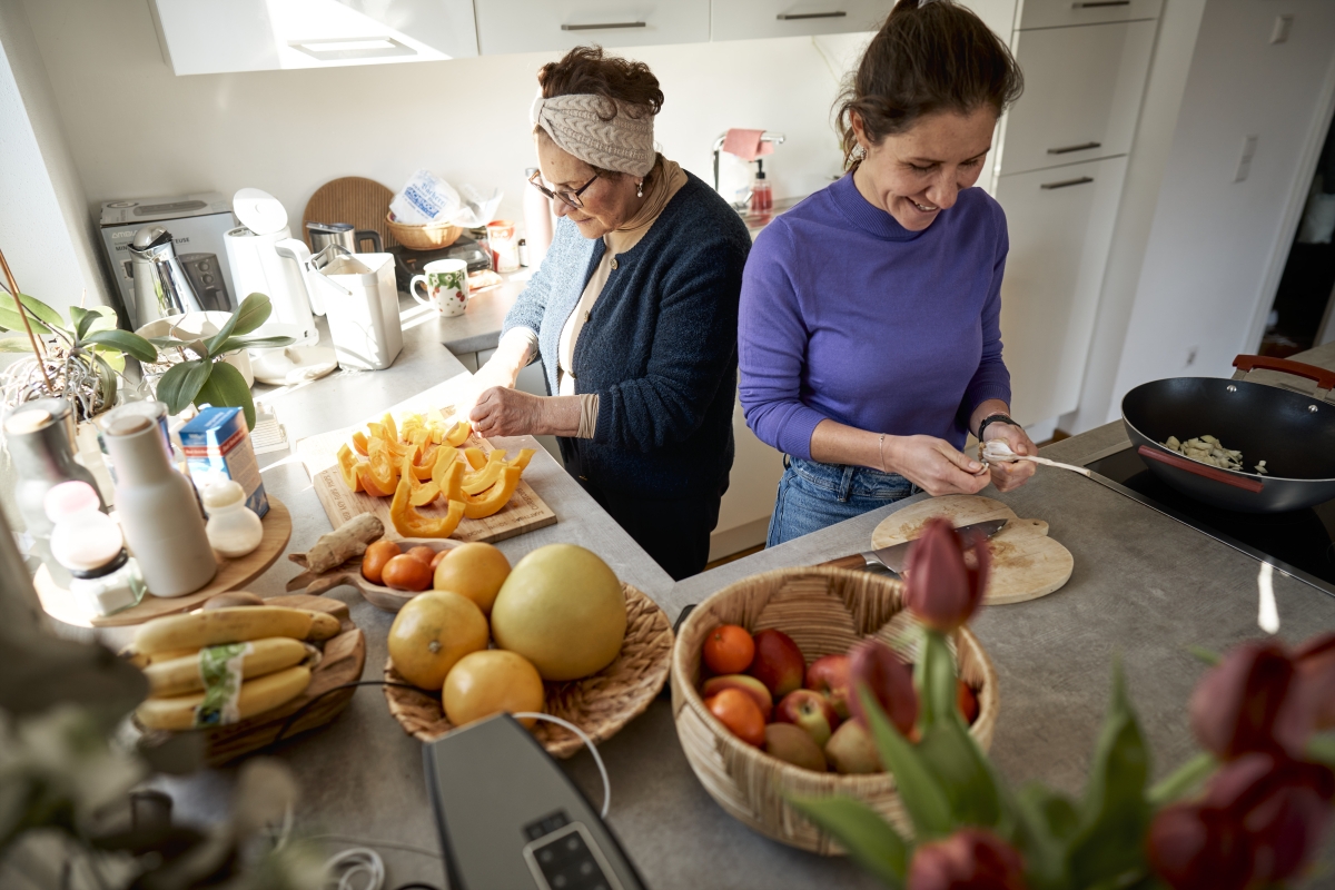 Mutter und Tochter kochen gemeinsam.