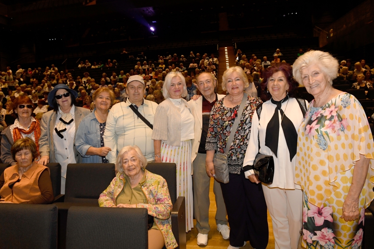 Eine Gruppe älterer Frauen in einem Konzertsaal