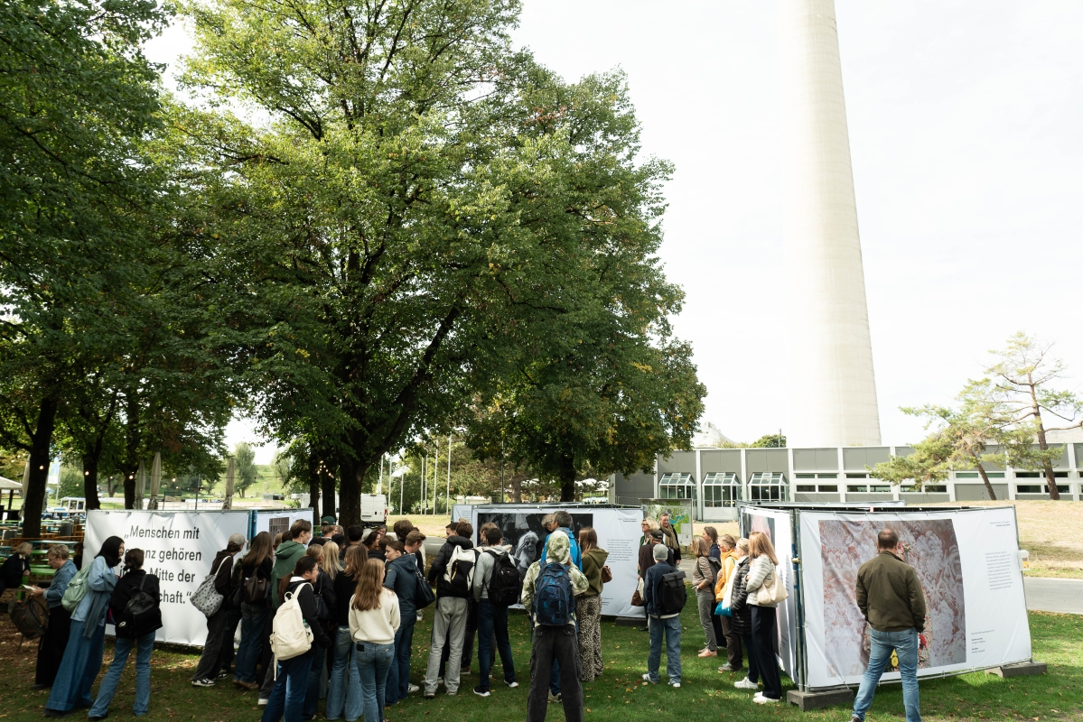 Viele Besucher bei der Führung durch die Ausstellung "Demenz neu sehen" im Olympiapark