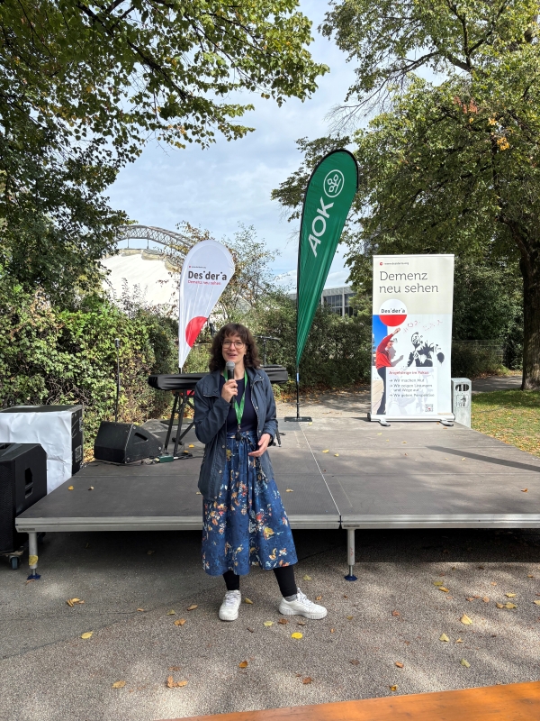 Cosima Dermann vom ATFZ stellt die DARE Studie auf der Bühne vor