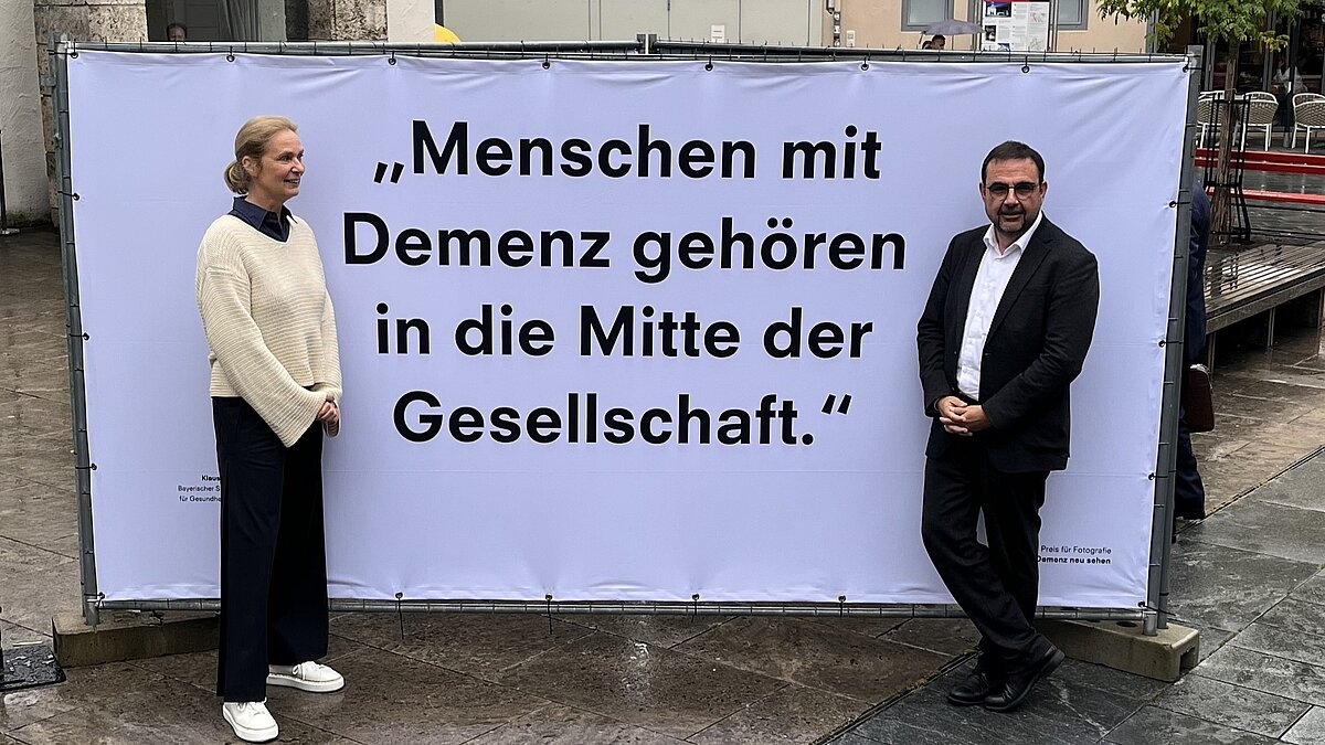 Désirée von Bohlen und Halbach mit dem Schirmherrn der Ausstellung, Klaus Holetschek, vor dem Memminger Theater Foto: Fabio Scaturro