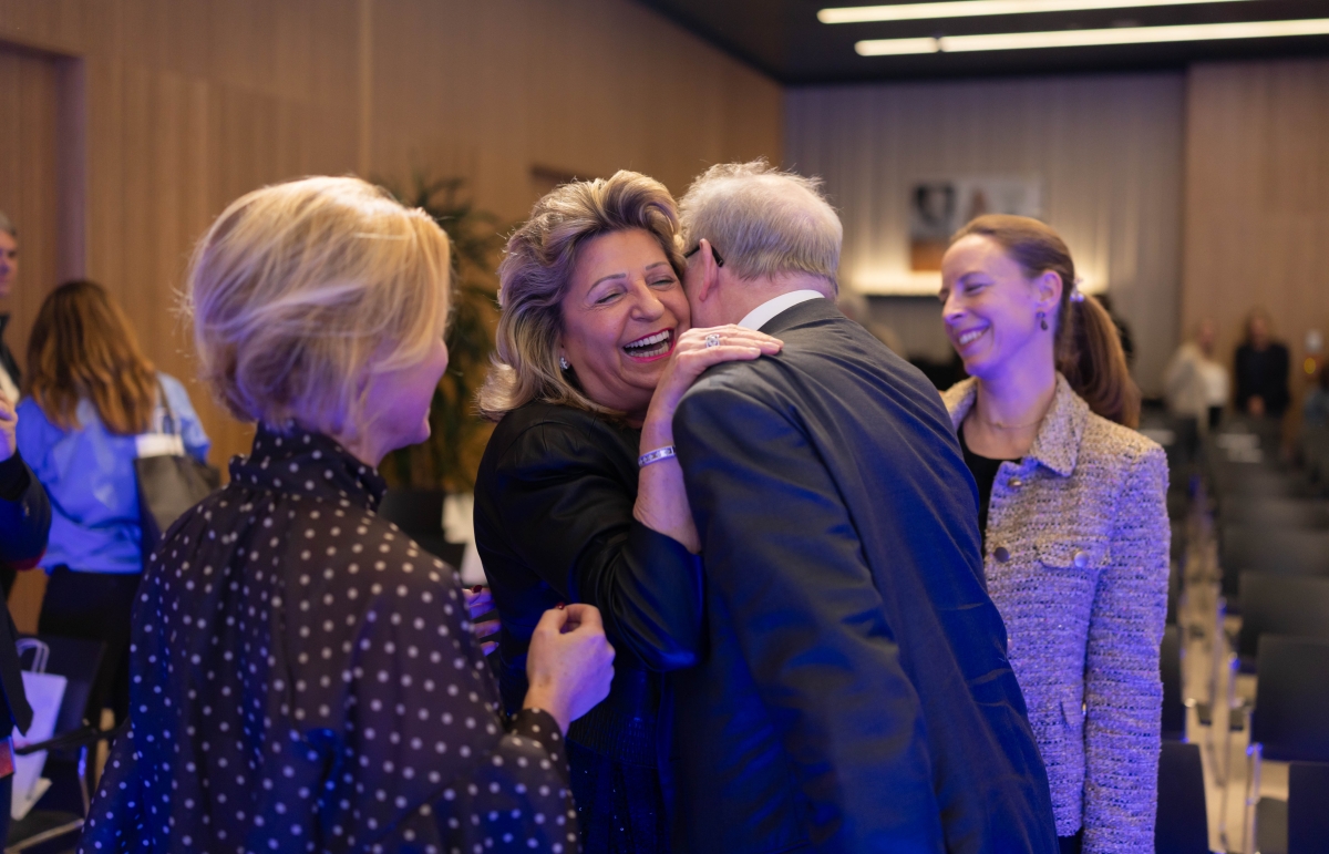 Frau umarmt Mann glücklich