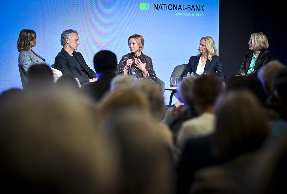 Podiumsdiskussion Gespräch auf einer Bühne