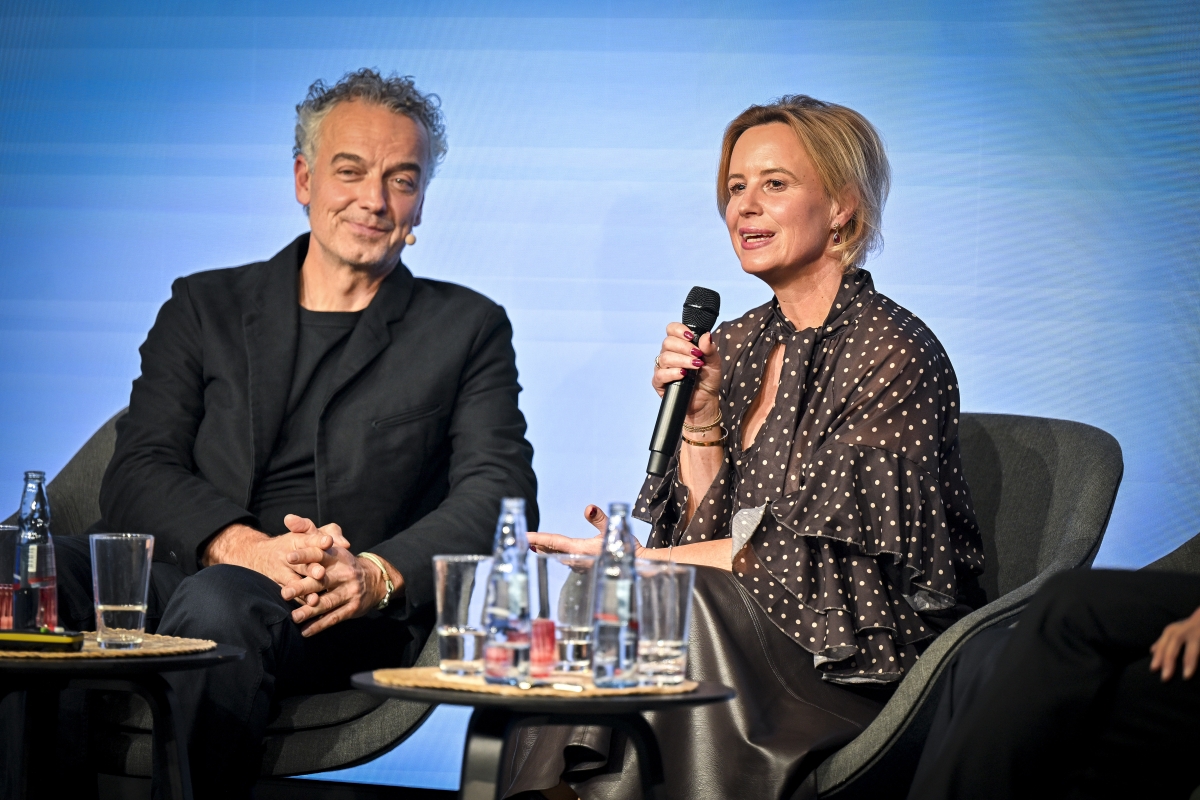 Podiumsdiskussion Gespräch auf einer Bühne