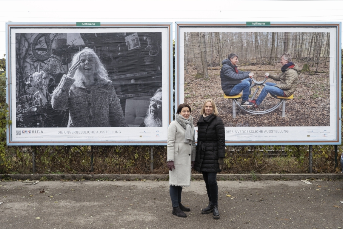 Zwei Frauen vor Plakaten der unvergesslichen Ausstellung Demenz neu sehen
