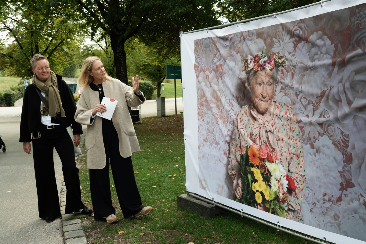 Desirée von Bohlen und Halbach sowie Anja Kälin (Desideria) führen durch die Ausstellung "Demenz neu sehen"
