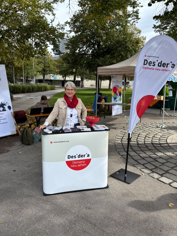 Frau steht vor einem Stand
