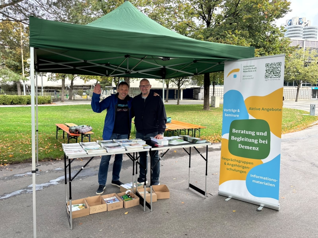 Zwei Männer stehen unter einem Pavillon 