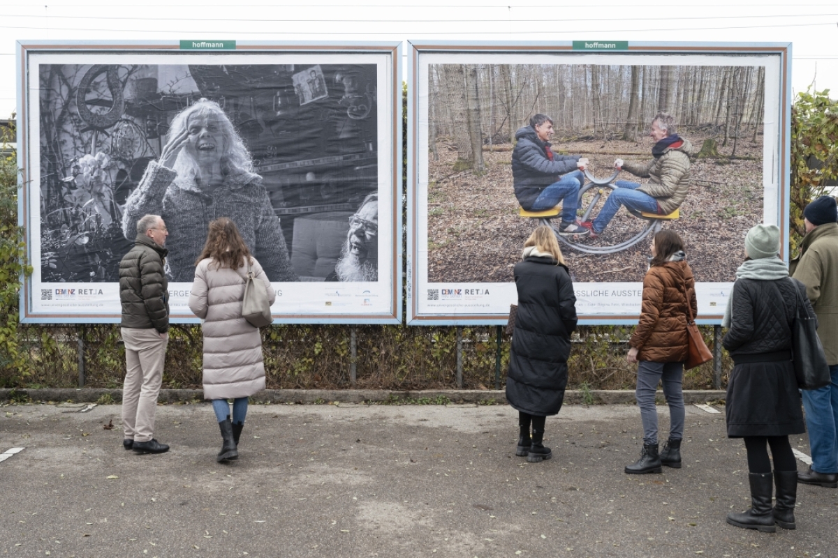 Menschen bei der Plakataktion der unvergesslichen Ausstellung Demenz neu sehen