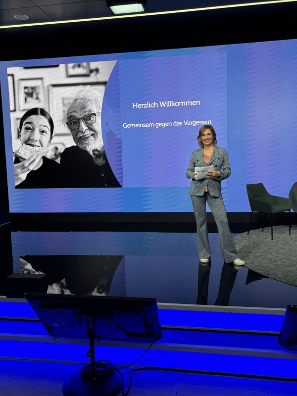 Moderatorin steht auf der Bühne