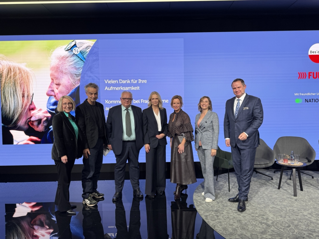 Podiumsdiskussion in Essen, Sprecherinnen stehen auf der Bühne vor blauem Hintergrund