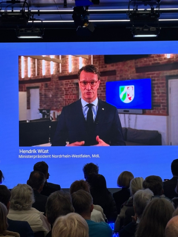 Videobotschaft auf großer Leinwand