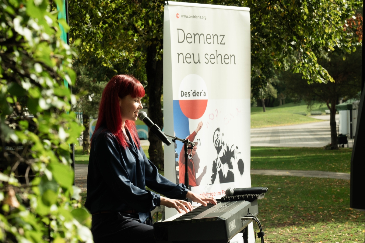 Sarah Straub singt auf der Bühne im Olympiapark