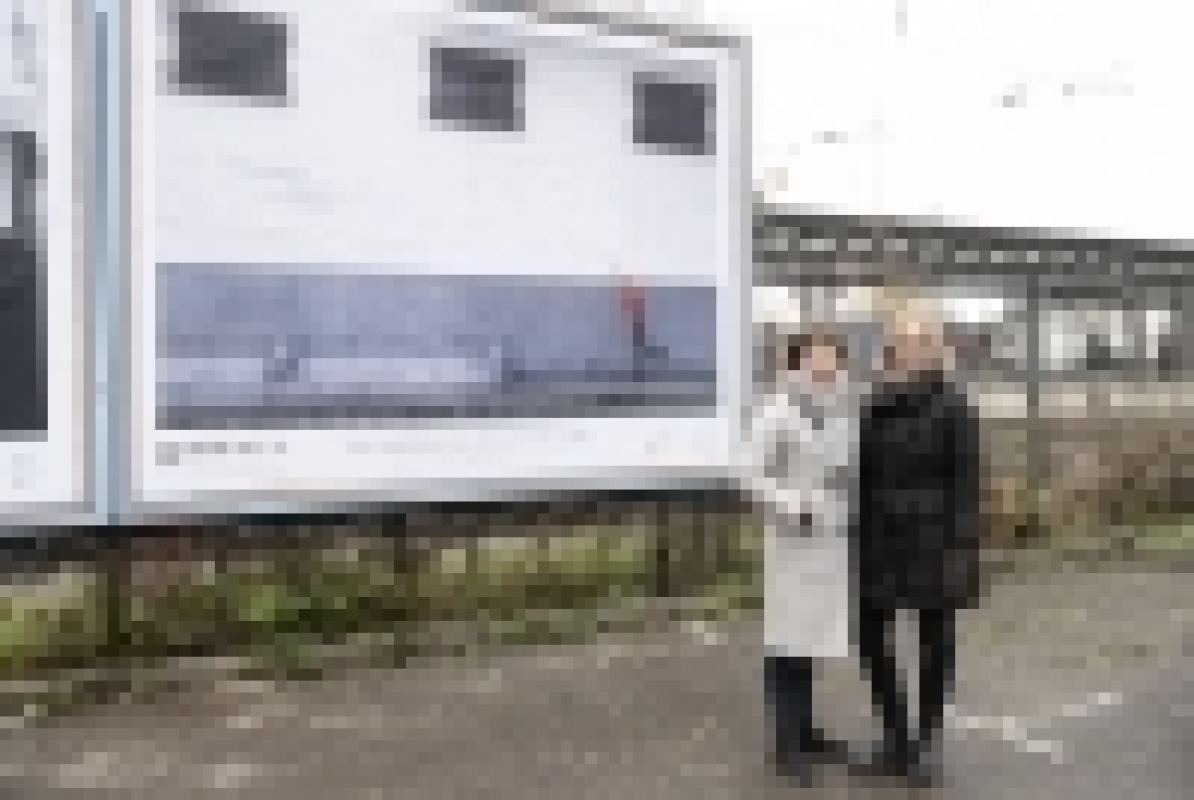 Paar bei der Plakataktion der unvergesslichen Ausstellung Demenz neu sehen