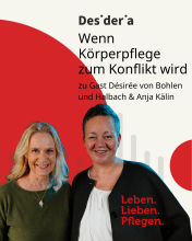 Podcastcover mit zwei Frauen vor rot-beigem Hintergrund